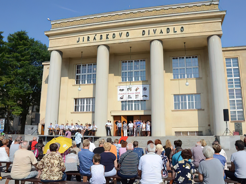 Češka državna smotra kazališnih amatera u gradu Hronovu, najdugovječnija je smotra u Europi (a vjerojatno i u svijetu).  Ove 2022. godine održana je po 92. puta. (foto Denik.cz)
