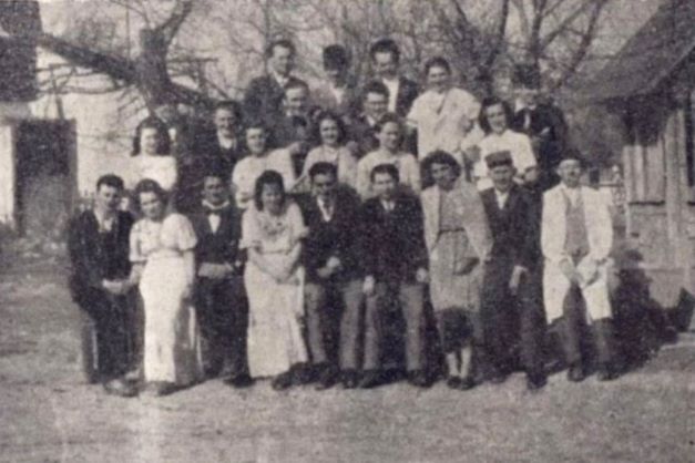 Dramska grupa Čehoslovačke besede u Dežanovcu bila je u pedesetim godinama vrlo aktivna, Fotografija je objavljena 1950. godine (arhiv Jednote)