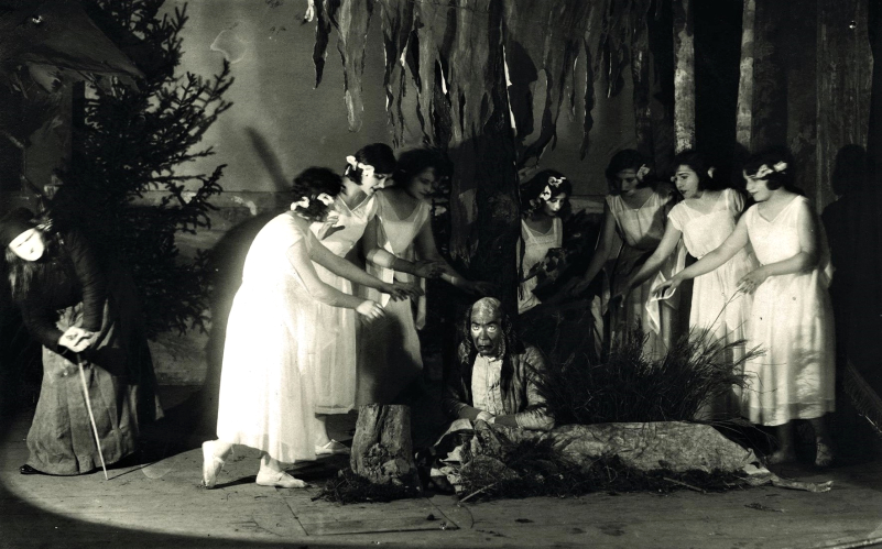 Daruvarski glumci 1930. u <em>Rusalki</em>, predstavi s pjevanim točkama (arhiv Češke besede Daruvar)