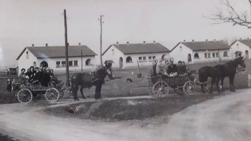 Prije i nakon Drugog svjetskog rata, češka beseda Kaptol spadala je po broju uvježbanih predstava u sam vrh češkog amaterskog kazališta u Hrvatskoj. Često se nastupalo po okolnim selima a ovako se išlo na gostovanje (arhiv češke besede Kaptol)
