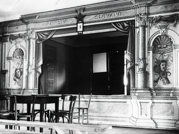 Pozornica Češkog doma u Prekopakri kod Pakraca pedesetih godina, u vrijeme kad su se tamo još uvježbavale vlastite češke amaterske predstave. U Domovinskom ratu ovaj dom je pretrpio tako velika oštećenja da je sagrađen novi Dom, ali on više nema kazališnu nego veliku otvorenu pozornicu. (arhiv Saveza Čeha)