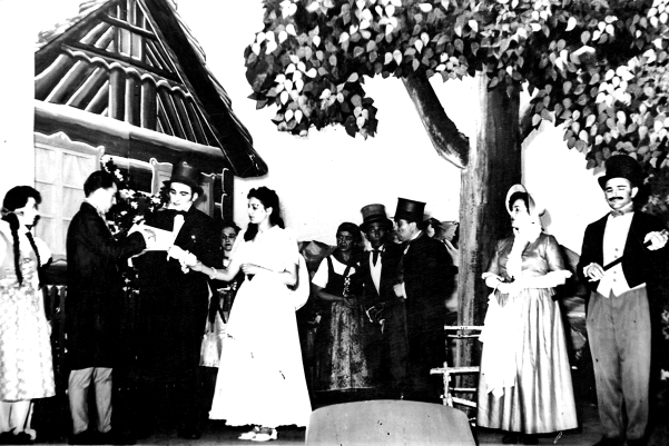 Od 1953. do 1974. godine glumci Češke besede Daruvar uvježbali su deset opereta, odnosno veselih igara s pjevanjem. Na fotografiji je prizor iz operete <em>Z chaloupek pod horami / Iz kućica pod planinama</em>, uprizorene 1955 godine. (arhiv Češke besede Daruvar)