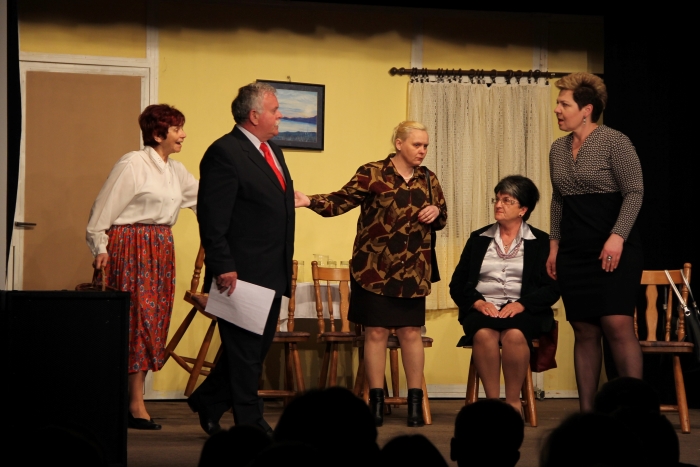 Modernije forme počele su stizati krajem devedesetih godina. Više o tome u drugom dijelu eseja, koji će govoriti o suvremenosti češkog amaterskog kazališta u Hrvatskoj. Na fotografiji amateri iz Bjelovara na godišnjoj smotri u Ljudevit Selu. (foto <em>Jednota</em>) 