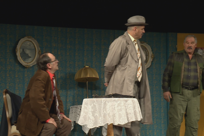 Komedija <em>Drug lovac</em> (<em>Gospon lovac</em>) autora Georgesa Feydeaua u režiji Radovana Marčića u izvođenju Metkovskog amaterskog kazališta