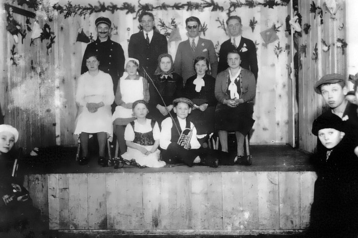 Jazvenik, selo kod Siska, 1936. godina – sudionici predstave <em>Praha – Brno, krećemo! </em> na pozornici novoizgrađenog češkog narodnog doma. (arhiv Václava Šimíka)