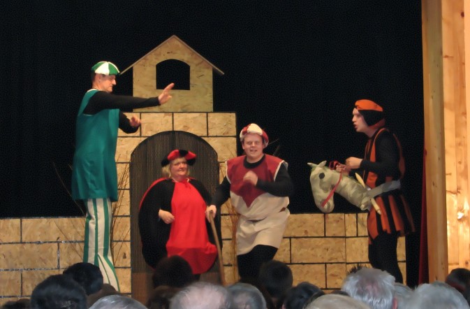 Glumci češke besede iz Doljana u više su navrata predstavljali češku manjinu na Festivalu hrvatskih kazališnih amatera, na fotografiji je predstava <em>Dugonja, trbonja i vidonja</em> iz 2014. godine. (foto Jednota)