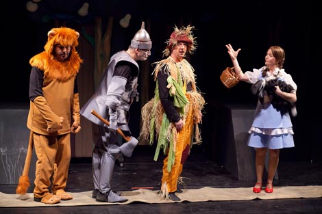 Zagrebačko kazalište lutaka: L. Frank Baum-Igor Mrduljaš, Čarobnjak iz Oza, red. Joško Juvančić