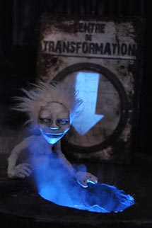 Les Sages Fous, Trois, Rivières, Quebec, Kanada: Cirkus sirotana (The Orphan Circus), red. South Miller