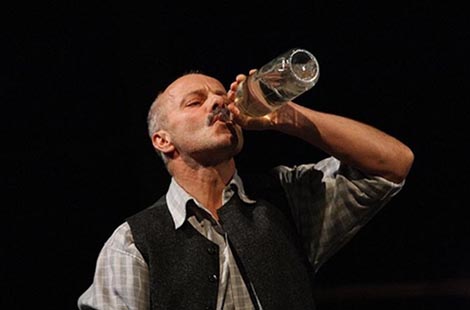 Gradsko dramsko kazalište Gavella: Davor Špišić, Crne oči, red. Dražen Ferenčina