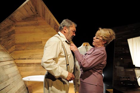 Kazalište Virovitica, Gradsko kazalište Joza Ivakić, Vinkovci: Tit Makcije Plaut, Ćup, red. Renata Carola Gatica, foto: www.kazalistevirovitica.hr