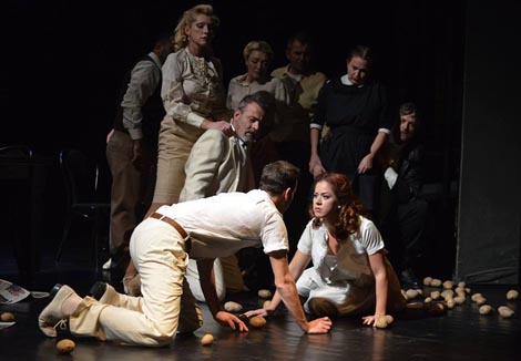 Gradsko kazalište Marina Držića, Dubrovnik: Rade Jarak, Duša od krumpira, red. Ozren Prohić, foto: Zeljko Tutnjevic