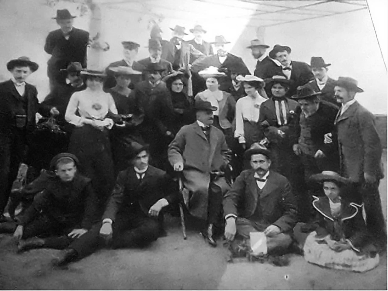 Ansambl <em>Ekvinocija</em> 1903., Ivo Vojnović gleda u Vlaha Slijepoga, Dubrovnik, 1903.