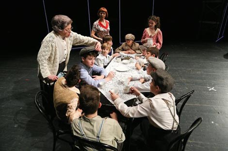 Zagrebačko kazalište mladih: Erich Kästner / Milan Trenc, Emil i detektivi, red. Milan Trenc