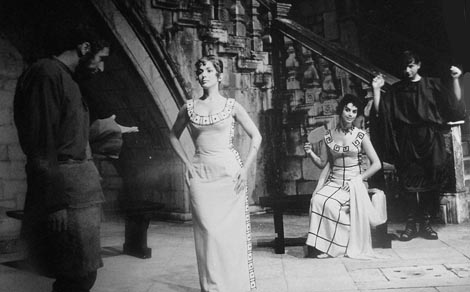 Izet Hajdarhodžić, Milka Podrug-Kokotović, Desa Begović-Mrkušić i Miše Martinović: Guilherme Figueiredo, Lisica i grozd, Dubrovačke ljetne igre, Knežev dvor, 1960., red. Vlado Habunek, foto: nepoznati autor