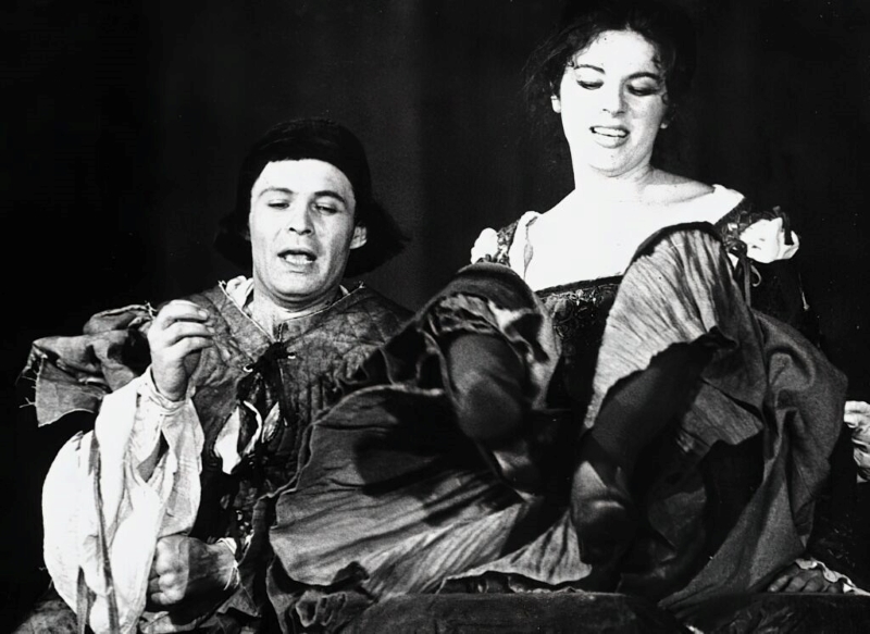 Mustafa Nadarević kao Pomet i Mira Furlan kao Petrunjela, Marin Držić: <em>Dundo Maroje</em>, HNK u Zagrebu, 1981., red. Ivica Kunčević