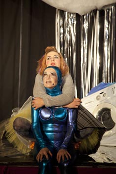 Kazalište Moruzgva i Kazalište Tvornica lutaka, Zagreb: Petra Radin, HaHa2O, red. Mario Kovač