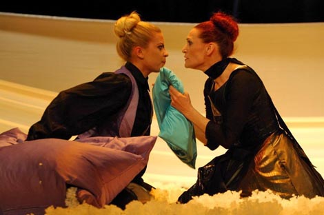 Noćna scena Hrvatskog narodnog kazališta u Osijeku: Mira Perić Kraljik, Hana & Hana, red. Mira Perić Kraljik