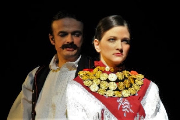 Vjekoslav Janković i Tatjana Bertok Zupković u predstavi <em>Inoće</em> Joze Ivakića, red. Himzo Nuhanović, Gradsko kazalište <em>Joza Ivakić</em> Vinkovci, 2009.