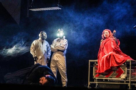 Qendra Multimedia, Priština: Kosovski cinik, Kazališna predstava s četiri glumca i..., red. Blerta Neziraj