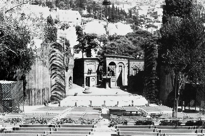 Ljetna pozornica prvih Dubrovačkih ljetnih igara 1950. godine koje su se do 1952. godine održavale pod nazivom Festival kazališnih igara