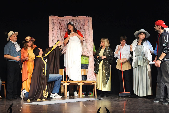 Predstava <em>Mala priča iz seoskog dvorišta</em> autora Đure Horvata u izvođenju KUD-a Katruže iz Ivanovca na Festivalu KAM 2012. godine