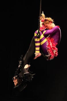 Kazalište Mala scena, Triko circus teatar, Zagreb: Nina Horvat (prema istoimenoj knjizi Otfrieda Preusslera), Mala vještica, red. Ivica Šimić