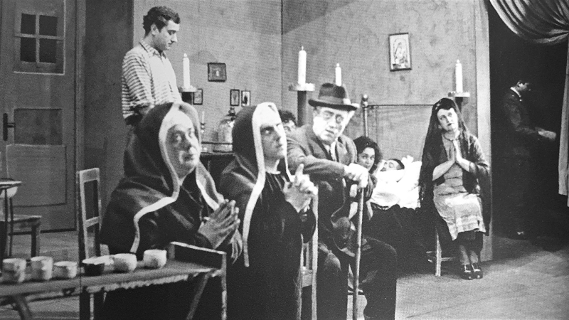 Prizor iz predstave <em>Milijunaški Napulj</em> iz 1952., u režiji M. Perkovića. U glavnoj ulozi Amalije nastupila je Bela Krleža (krajnje desno)