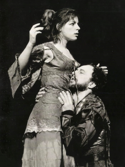 Mira Furlan kao Anabella, John Ford: <em>Šteta što je kurva</em>, HNK u Zagrebu, premijera 29. ožujka 1984., red. Georgij Paro