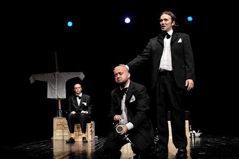 Scena Sisak, Sisak: Slawomir Mrožek, Na pučini, red. Tihomir Kosić