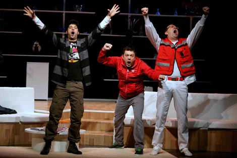 Satiričko kazalište Kerempuh, Zagreb: Vladimir Đurđević, Ne igraj na Engleze, red. Vinko Brešan i Željka Udovičić