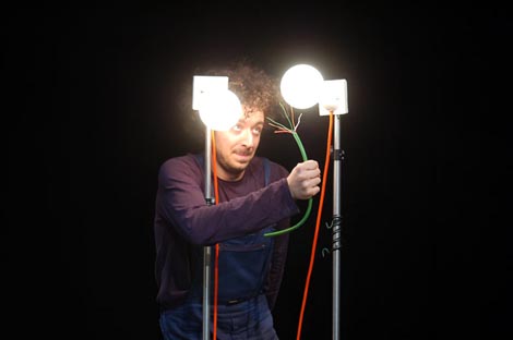 La Baracca – Teatro Testoni Ragazzi, Bologna, Italija: Andrea Buzzetti, Carlotta Zini, Valeria Frabetti, On-off, red. Valeria Frabetti