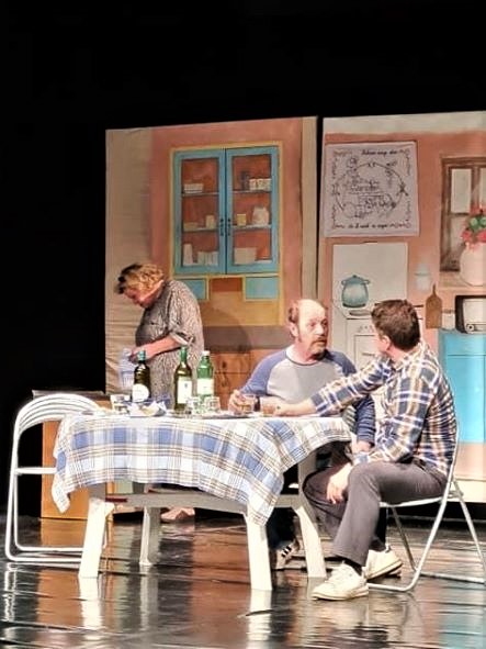 Predstava <em>Plivaj i drži glavu iznad vode</em> autora Vjekoslava Dominija i redatelja Pere Popovića u izvedbi Diletantskog kazališta Pentravci