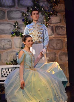 Teatar Naranča, Pula: Charles Perrault, Pepeljuga, red. Majkl Mikolić, foto: Matija Blašković, www.facebook.com