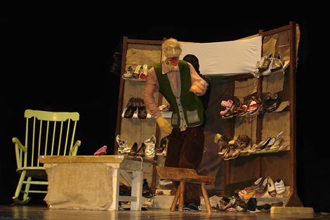 Gradsko kazalište Joza Ivakić, Vinkovci: August Šenoa, Postolar i vrag, red. Ivan Ćaćić