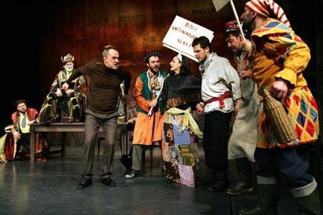 Narodno pozorište Sarajevo: Ivo Brešan, Predstava Hamleta u selu Mrduša Donja, red. Sulejman Kupusović