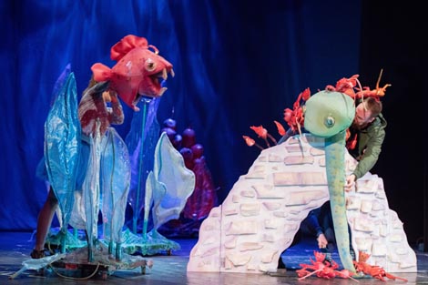 Dječje kazalište Branka Mihaljevića, Osijek: Priča s morskog dna (prema motivima zbirke Monike Kompanikove Dubomorske priče), red. Maja Lučić Vuković