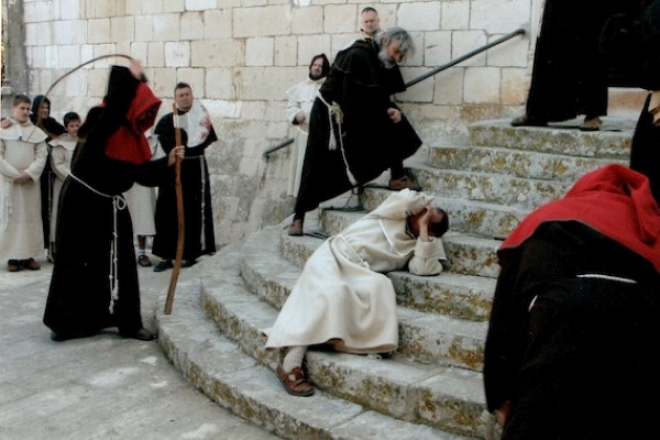 Predstava <em>Prikazanja života svetog Lovrinca mučenika</em> Hvarskog pučkog kazališta koja se tradicionalno izvodi više od 50 godina