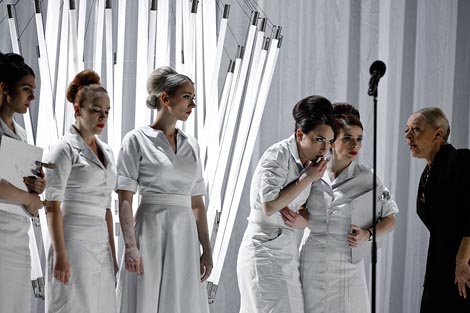 Nera Stipičević, Dora Lipovčan, Lana Barić, Iva Mihalić, Alma Prica, Milena Zupančič; Hrvatsko narodno kazalište u Zagrebu: Lav Nikolajevič Tolstoj, Rati i mir, red. Tomaž Pandur, foto: © Aljoša Rebolj