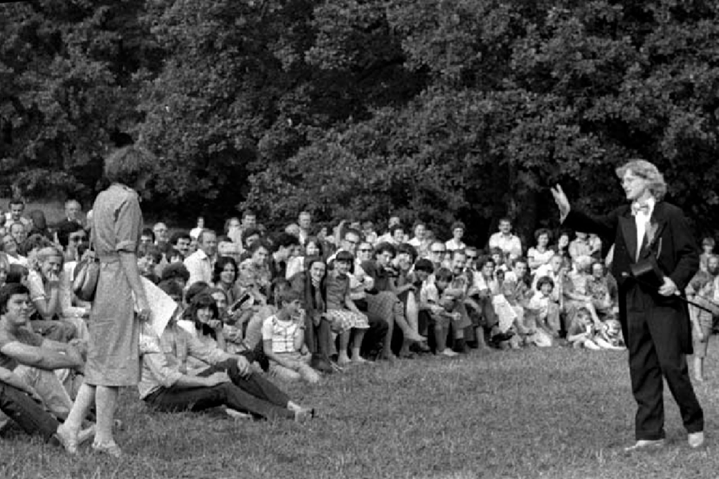 Anica Vlašić (kao Djevojka sa zlatnim ribicama) i Dunja Koprolčec (kao Direktorica cirkusa) u predstavi <em>Priča o djevojci sa zlatnim ribicama</em> i cirkusu <em>Plava zvijezda</em>, Kugla glumište, 1979, izvedba u parku Maksimir. Snimio Ivan Mršić 