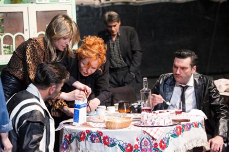 u kojima se mogu razaznavati realizam u prikazu životnih prekretnica, a i psiholoških motivacija protagonista, te sagledavanje povijesnih, političkih i ideoloških sukoba kroz njihovo djelovanje na pojedince, postavljanje pitanja o sudbini žena u takvim zbivanjima koja potiču muškarci. 