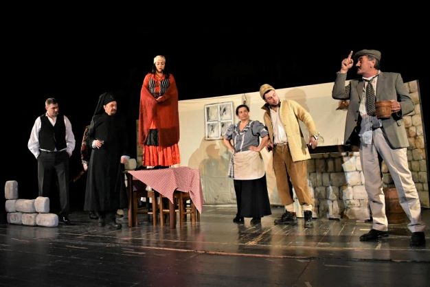 Predstava <em>Krčma</em> Dinka Šimunovića, u režiji Željka Viculin, u izvođenju Sinjskog pučkog kazališta 