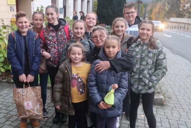 Marica Kukor sa svojim mladim glumcima uoči nastupa na 27. Kajkavijadi u Varaždinskim Toplicama. Fotografija: Miljenko Brezak