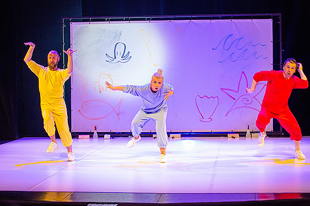 Kazališna družina Pinklec: <em>Plavo sunce na žutom nebu</em>. red. Roman Bogdan