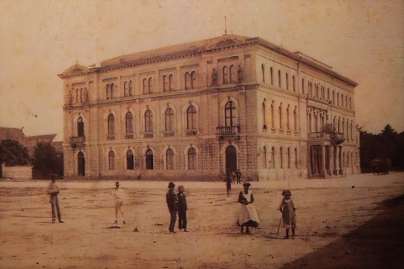 Varaždinsko gradsko kazalište, izgrađeno 1873. godine prema prema projektu čuvenog bečkog arhitekta Hermanna Helmera