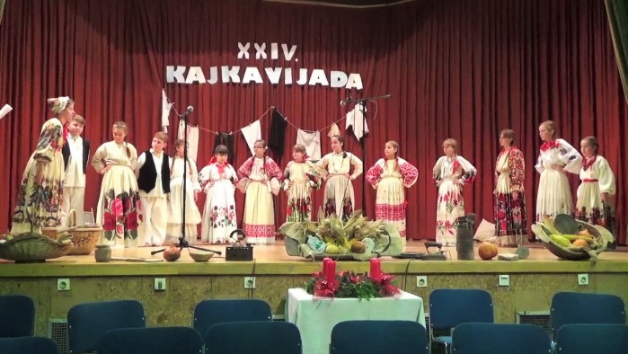 Dramska grupa – Mala škola kekavice Društva Naša djeca Vladimir Nazor Križ izvode predstavu <em>Žabari jel žabe na kolec<em> Božice Brkan na 24. Kajkavijadi u Varaždinskim Toplicama, 2016.